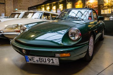 Berlin, Almanya - Aralık 2019: Klasik Remise Berlin, klasik arabalar için bir merkez. Bakım, tamirhane.