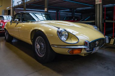 Berlin, Almanya - Aralık 2019: Klasik Remise Berlin, klasik arabalar için bir merkez. Bakım, tamirhane.