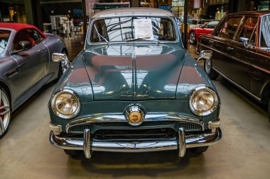 Berlin, Almanya - Aralık 2019: Klasik Remise Berlin, klasik arabalar için bir merkez. Bakım, tamirhane.