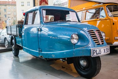 Berlin, Almanya - Aralık 2019: Klasik Remise Berlin, klasik arabalar için bir merkez. Bakım, tamirhane.