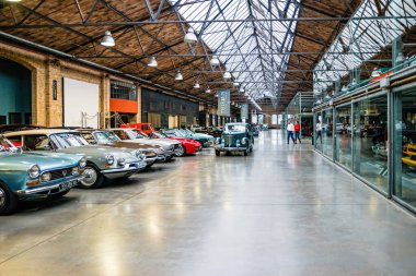 Berlin, Almanya - Aralık 2019: Klasik Remise Berlin, klasik arabalar için bir merkez. Bakım, tamirhane.