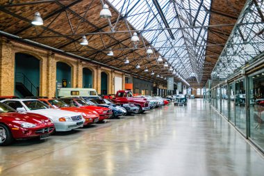 Berlin, Almanya - Aralık 2019: Klasik Remise Berlin, klasik arabalar için bir merkez. Bakım, tamirhane.