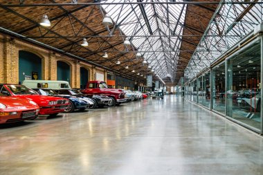 Berlin, Almanya - Aralık 2019: Klasik Remise Berlin, klasik arabalar için bir merkez. Bakım, tamirhane.