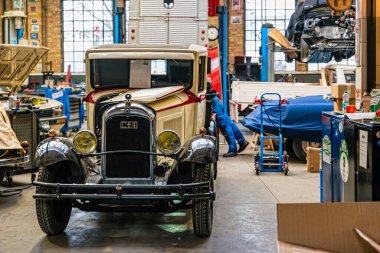 Berlin, Almanya - Aralık 2019: Klasik Remise Berlin, klasik arabalar için bir merkez. Bakım, tamirhane.