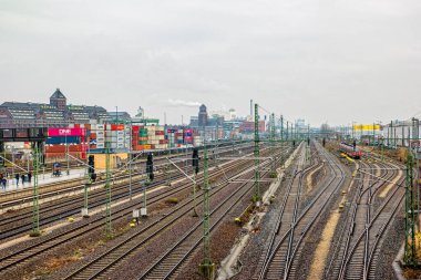 Berlin, Almanya - Aralık 2019 Berlin 'in iç limanının yanındaki Westhafen tren istasyonu.