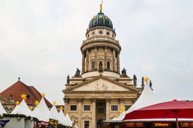Berlin, Almanya - Aralık 2019: Berlin, Almanya 'da Jandarma Market' te Noel pazarı.