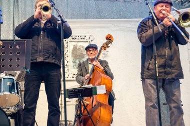 Berlin, Almanya - Aralık 2019: Almanya 'nın başkenti Berlin' de Noel pazarındaki müzisyenler.