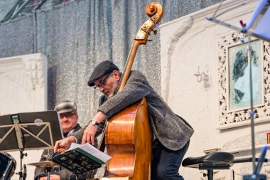 Berlin, Almanya - Aralık 2019: Almanya 'nın başkenti Berlin' de Noel pazarındaki müzisyenler.