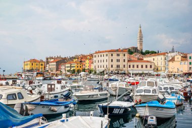 Rovinj, Hırvatistan - Ekim 2019: Hırvatistan 'ın eski Rovinj kentinin manzarası.