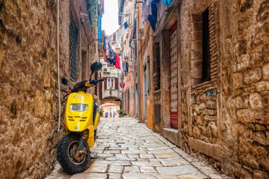 Rovinj, Hırvatistan - Ekim 2019: Hırvatistan 'ın Rovinj kentinde duvara yaslanan scooter.