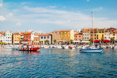 Rovinj, Hırvatistan - Ekim 2019: Hırvatistan 'ın eski Rovinj kentinin manzarası.