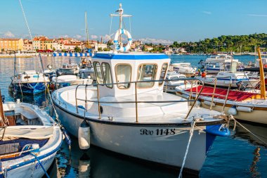 Rovinj, Hırvatistan - Ekim 2019 Rovinj Hırvatistan 'da tekne