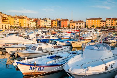 Rovinj, Hırvatistan - Ekim 2019: Tekneler ve bunların Hırvatistan 'ın Rovinj kentindeki suya yansımaları.