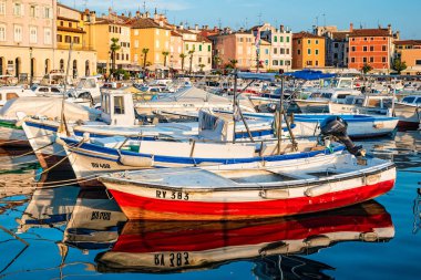 Rovinj, Hırvatistan - Ekim 2019: Tekneler ve bunların Hırvatistan 'ın Rovinj kentindeki suya yansımaları.