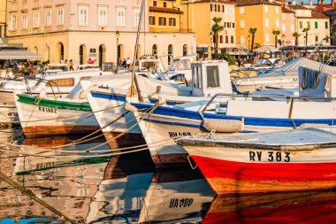 Rovinj, Hırvatistan - Ekim 2019: Tekneler ve bunların Hırvatistan 'ın Rovinj kentindeki suya yansımaları.