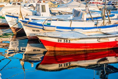 Rovinj, Hırvatistan - Ekim 2019: Tekneler ve bunların Hırvatistan 'ın Rovinj kentindeki suya yansımaları.