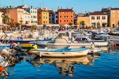 Rovinj, Hırvatistan - Ekim 2019: Tekneler ve bunların Hırvatistan 'ın Rovinj kentindeki suya yansımaları.