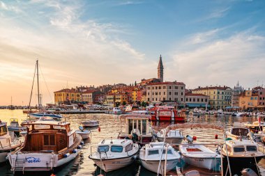 Rovinj, Hırvatistan - Ekim 2019: Hırvatistan 'da gün batımında eski Rovinj kentinin manzarası.
