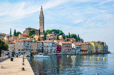 Rovinj, Hırvatistan - Ekim 2019: Hırvatistan 'ın eski Rovinj kentinin manzarası.