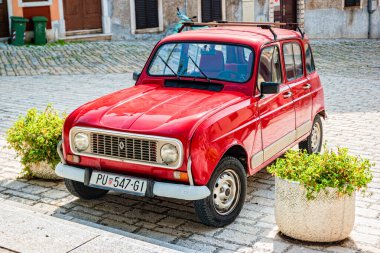 Rovinj, Hırvatistan - Ekim 2019: Hırvatistan 'ın Rovinj kentinde eski kırmızı Renault arabası sokakta.