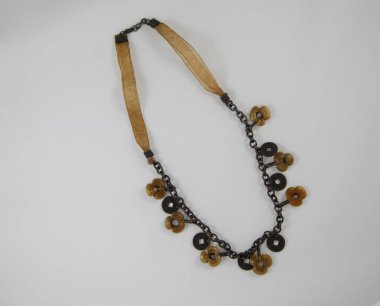 Kadınlar için taş kolye