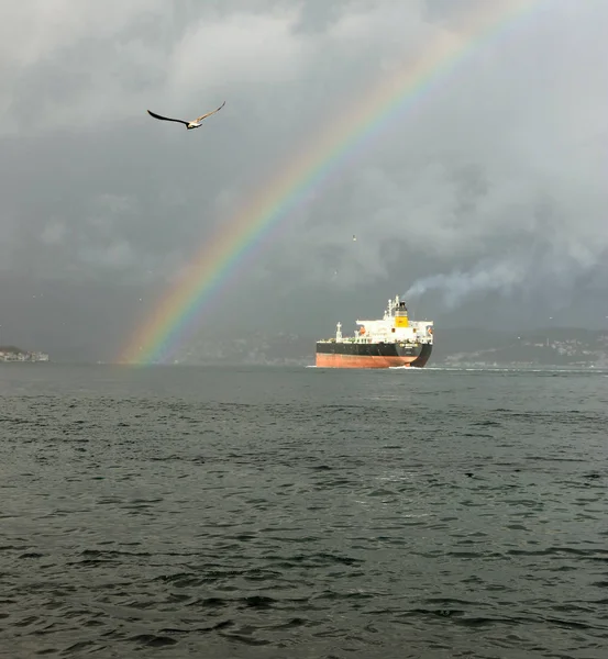 Gökkuşağı deniz ve gemi