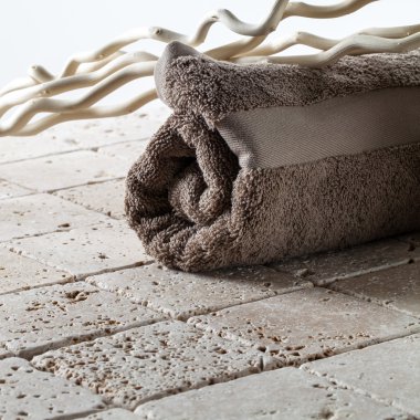 erkek spa kavramı temizlik ve havlu kadar haddelenmiş 