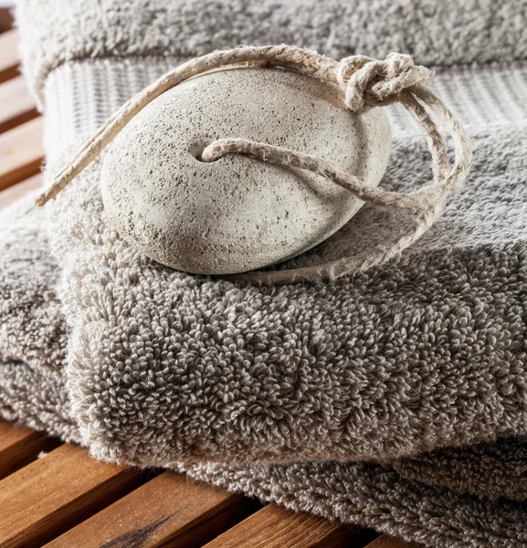 Bimsstein zur Reinigung der Fußpflege und Handtuch zur Hygiene — Stockfoto