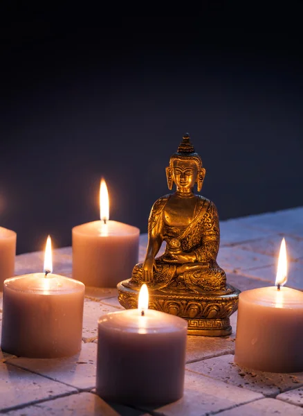 Bronzen Boeddha met warme brandende kaarsen voor concept van mindfulness — Stockfoto