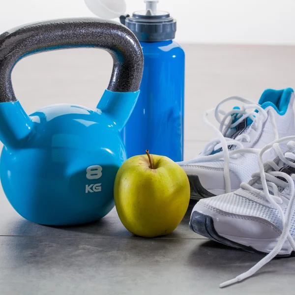 Blauwe fitness accessoires met stilleven van sneakers en waterkoker bell — Stockfoto