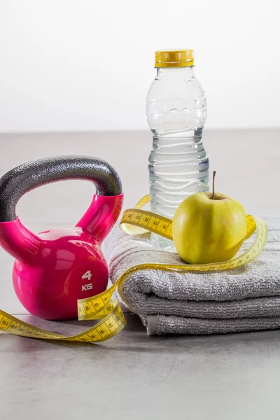 Dieta natural y levantamiento de pesas en el gimnasio, primer plano —  Fotos de Stock