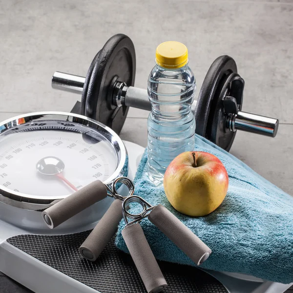 Escalas, acessórios de exercício de peso e dieta natural alimentos e bebidas — Fotografia de Stock