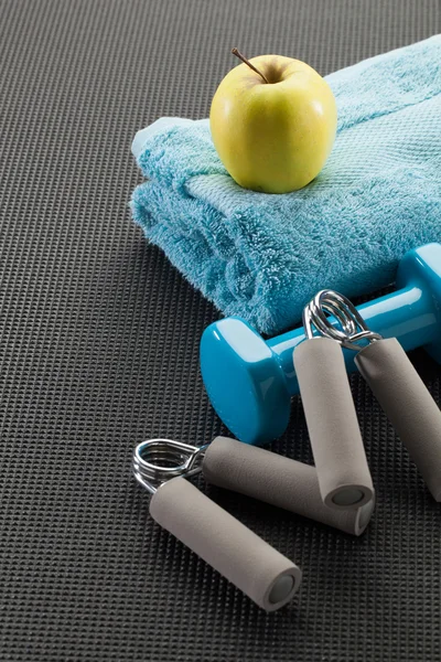 Wellness-stilleven op fitness mat met toning up accessoires — Stockfoto