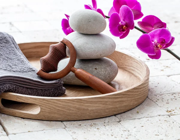 Ayurveda et pleine conscience pour calmer massage du corps sur des pierres d'équilibre — Photo