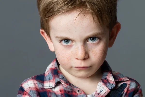 Denkender kleiner 6-jähriger Junge für Bildung, grauer Hintergrund — Stockfoto