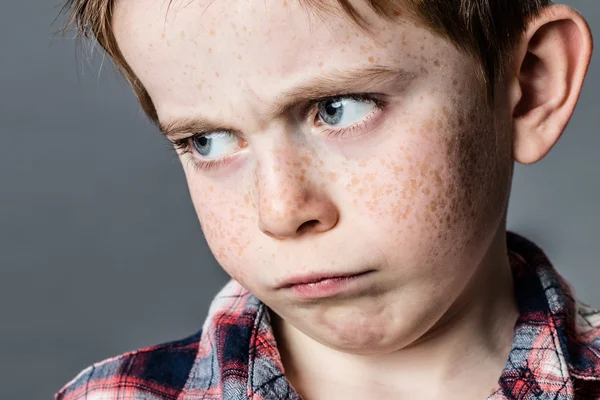 Cara de niño triste con ojos azules llorando por la ira —  Fotos de Stock