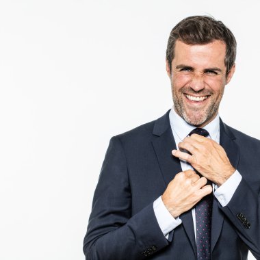 şık kravatını Elegance için gülerek ipe heyecan sakallı işadamı