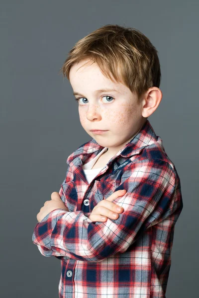 Niño pequeño de pie desde el perfil expresando su decepción o vergüenza — Foto de Stock