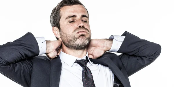 Уставший молодой бородатый бизнесмен расслабляет напряженную шею от усталости — стоковое фото