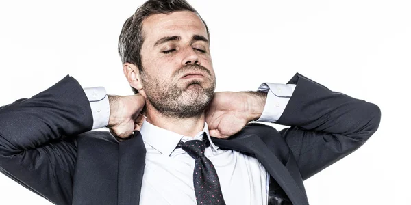 Cansado jovem barbudo empresário relaxando seu pescoço tenso de exaustão — Fotografia de Stock