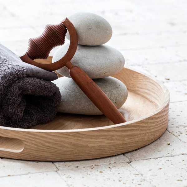 Bienestar y atención plena para el masaje corporal masculino natural después de la ducha — Foto de Stock