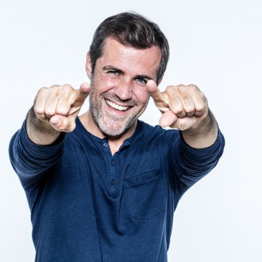 mutlu yakışıklı genç adam parmaklarını öne doğru işaret gülümseyerek