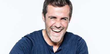 yakışıklı genç sakallı adam gülüyor, mizah ve refah zevk