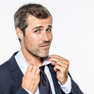 seksi sakallı işadamı zarafet için onun yaka ve kravat kontrol