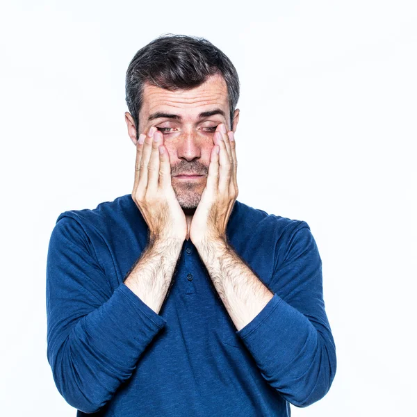 Hombre barbudo agotado que sufre de dolor de cabeza, tocando sus ojos cansados — Foto de Stock