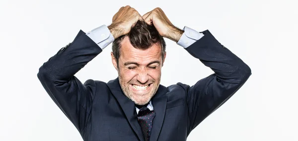 öfkeli genç işadamı öfke için saçlarını çekerek