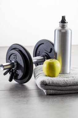 dambıl ve alüminyum şişe ile spor salonunda erkek ortam