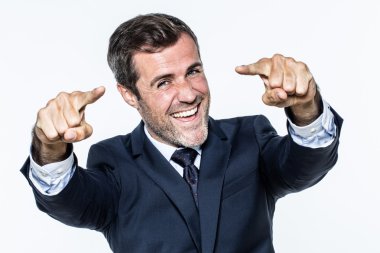 lider gülümseyen, başarı için onun parmakları işaret dinamik genç sakallı 