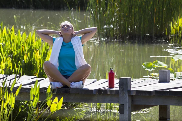 Счастливая женщина, дышащая над водой для счастья и здоровья — стоковое фото