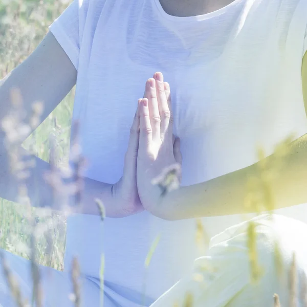 요가 명상에 대 한 손과 mindfulness, 부드러운 톤의 로맨틱 필터 — 스톡 사진